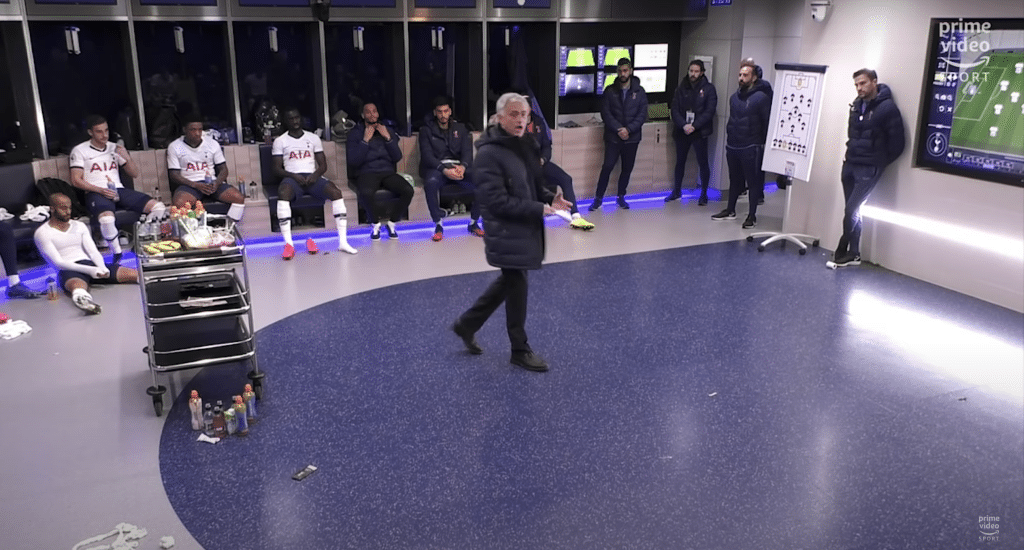 José Mourinho y gran parte del equipo en el vestuario.