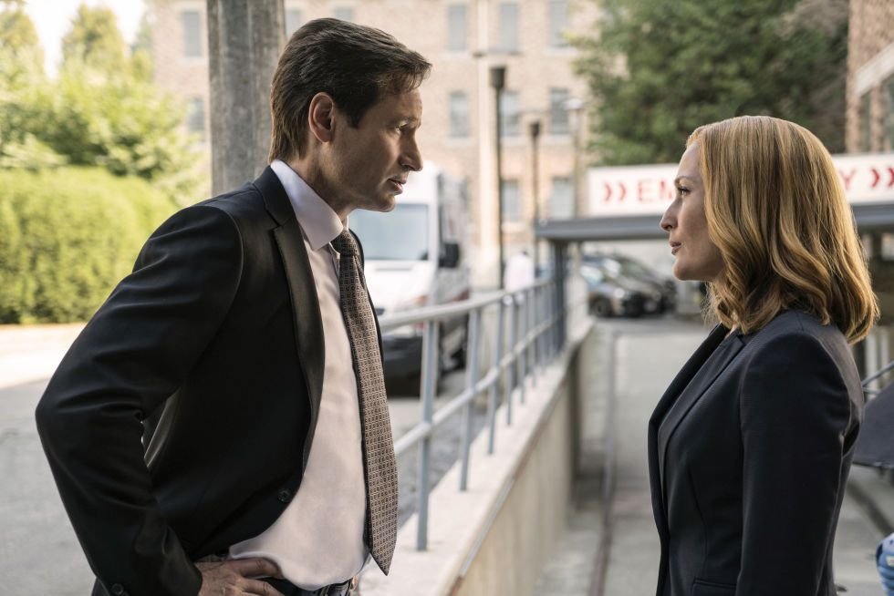 THE X-FILES: L-R: David Duchovny and Gillian Anderson in the "Founder's Mutation season premiere, part two, episode of THE X-FILES airing Monday, Jan. 25 (8:00-9:00 PM ET/PT) on FOX. ©2016 Fox Broadcasting Co. Cr: Ed Araquel/FOX