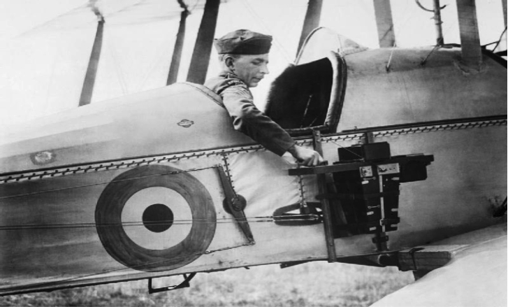 Avión de reconocimiento de la Royal Flying Corps usa una cámara fijada al fuselaje en 1916.