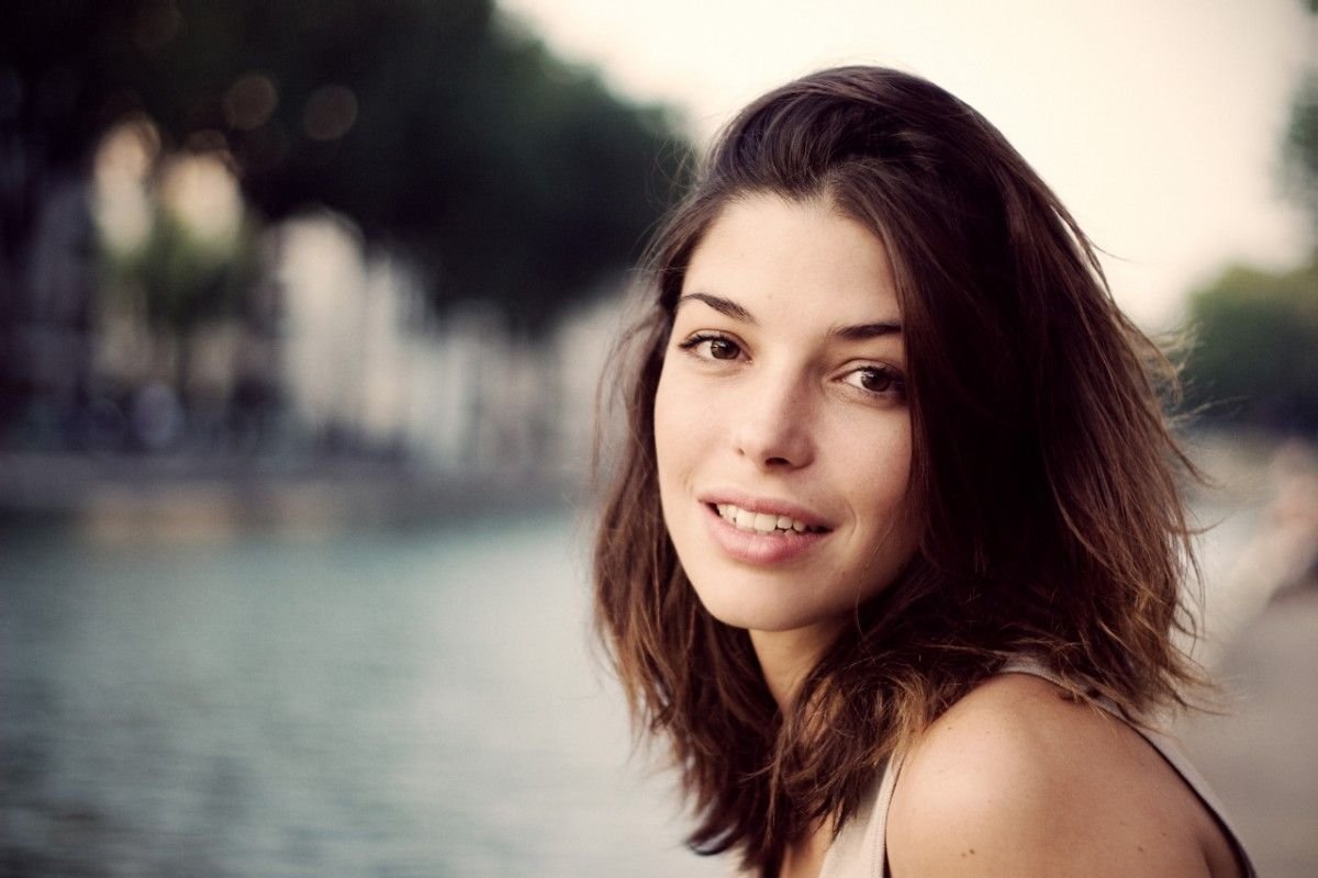 Entrevistamos a Héloïse Godet por ‘The attaché’