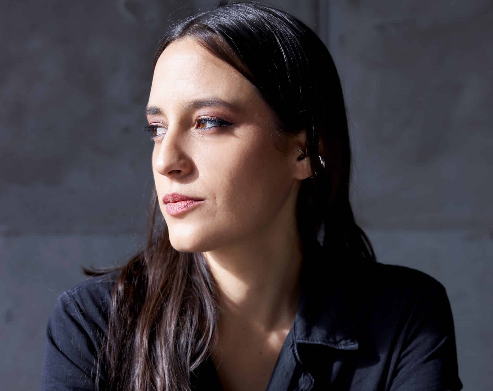 Charlamos con Azra Deniz sobre el proceso creativo tras ‘Ghosts’ (2020)